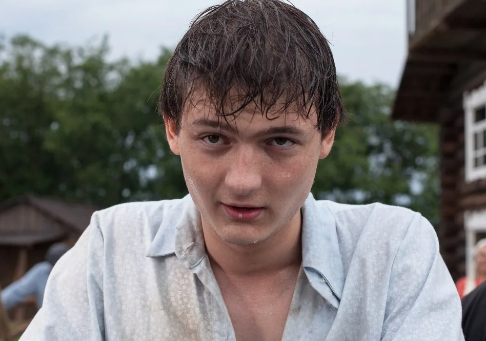  
У знаменитого актёра Сергея Пускепалиса помимо актёрского наследия и ярких ролей в фильмах остался единственный сын Глеб. Парень вырос настоящим красавцем и тоже стал популярным актёром, как и папа.-2