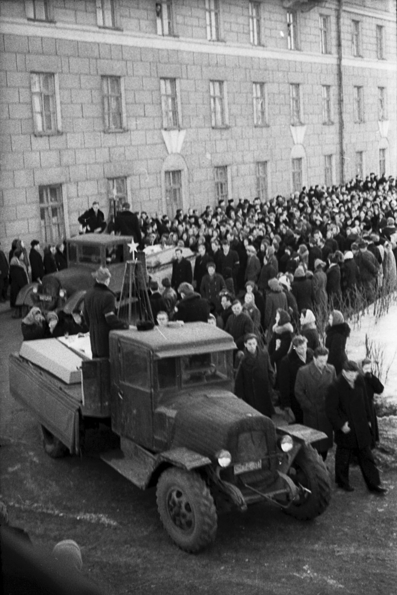 Фото 1. Похороны дятловцев в Свердловске 9 марта.
