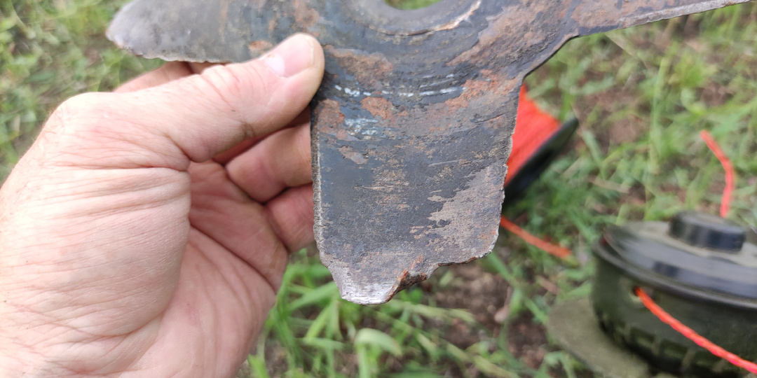 "Да не мучайся ты с этими дисками!" Давай покажу, какая леска для триммера рубит траву даже с камнями