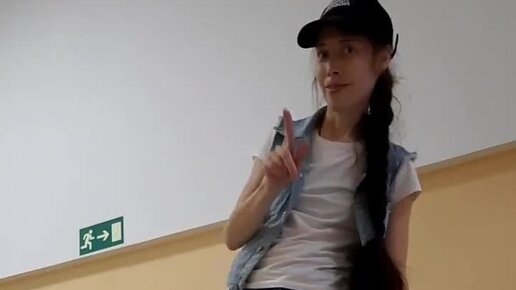 Bounce when she walk. Bouncing challenge. Bouncing challenge. Put your hands up and bounce for 100k. Bounce when she walk.