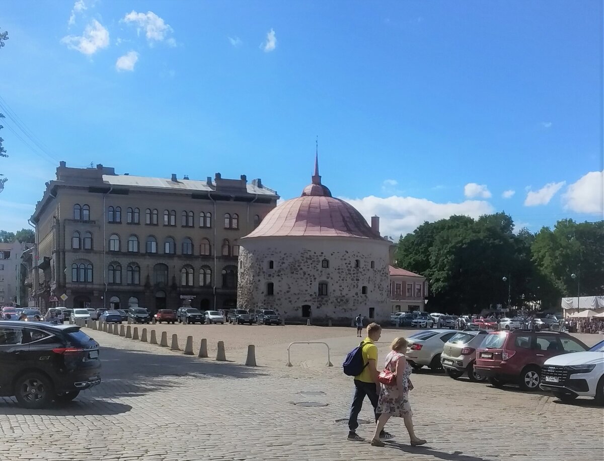 Вид на бывшую рыцарскую казарму, что нынче бар