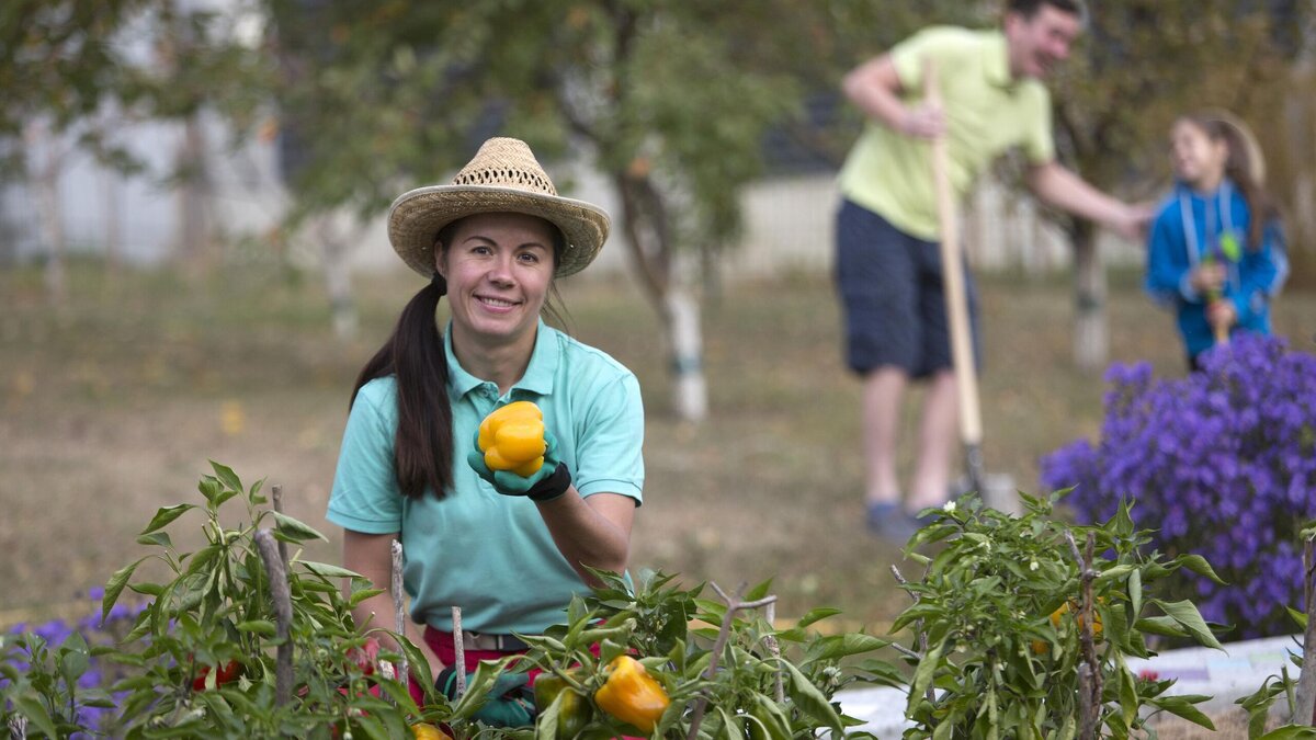   Женщина с перцем© Globallookpress Nikolay Gyngazov