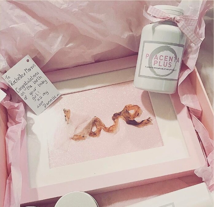 Косметика из плаценты и пуповина, которая передается матери после родов (Англия).
