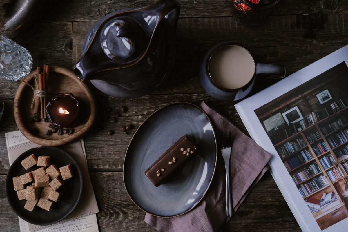 На фото серия "Лихолесье" Мастерской дизайнерской посуды "VELES". Блюдце овальное 19,5 см