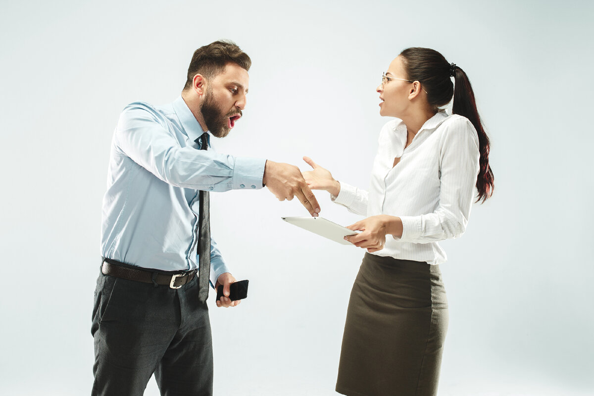 https://ru.freepik.com/free-photo/a-business-man-shows-the-laptop-to-his-colleague-in-the-office_7652041.htm. Изображение от master1305 на Freepik