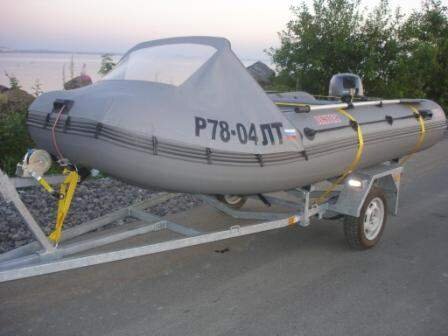 Ширина прицепа должна быть учитана, чтобы груз сбоку не выступал более чем на 0,4 м от внешнего края габаритного огня.