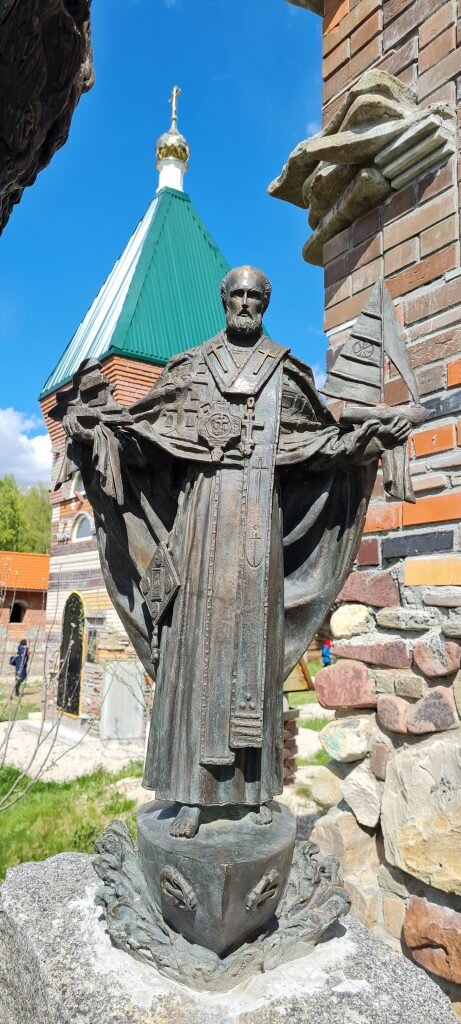 Свт. Николай Мыс-Горнский. Скульптура у посвященного ему храма в деревне Федора Конюхова
