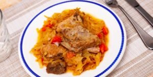 Пример подачи блюда «Свиные ребра с капустой»