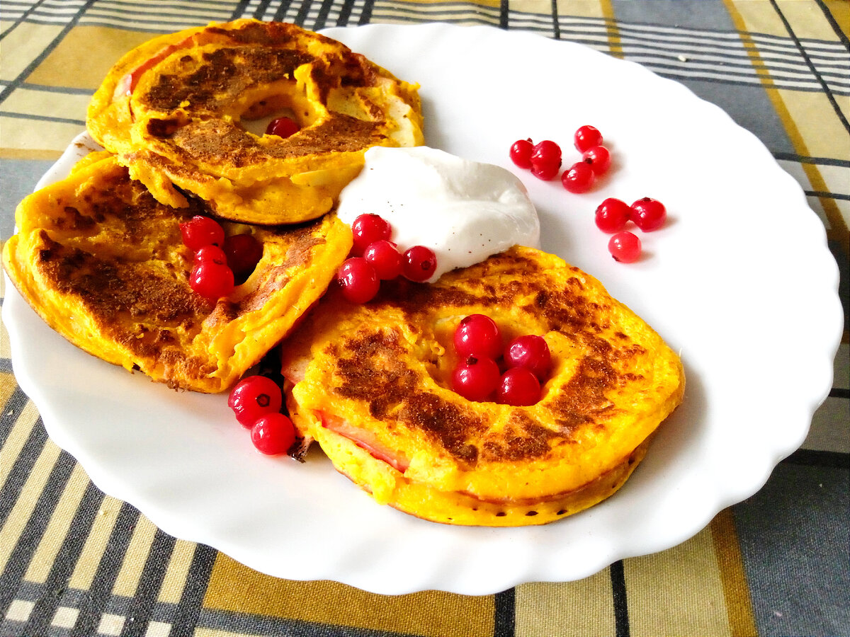 Яблочные дольки в тесте с ягодами и сметаной