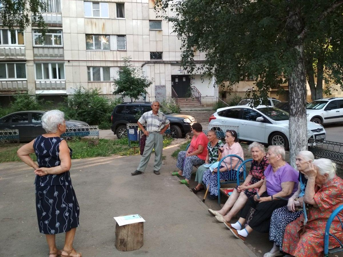 Бабушка в другом городе. Бабушки у подъезда. Бабульки во дворе. Бабушки на лавочке у подъезда. Старушка во дворе.