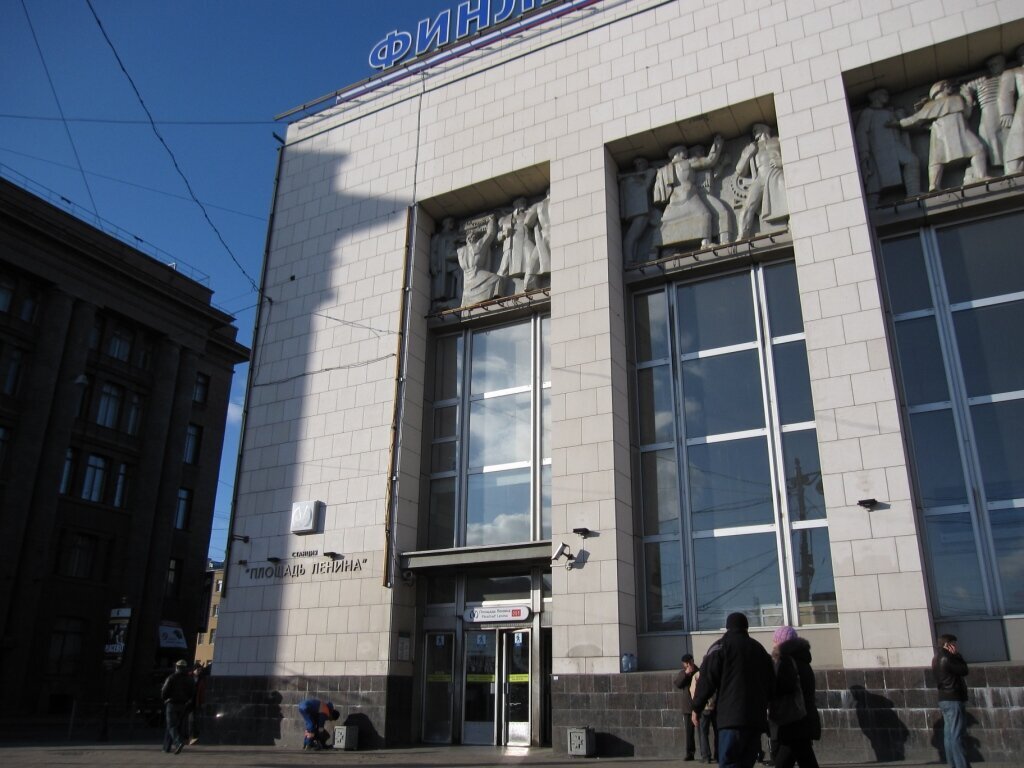 Вход в вестибюль станции метро "Площадь Ленина" с улицы Комсомола.