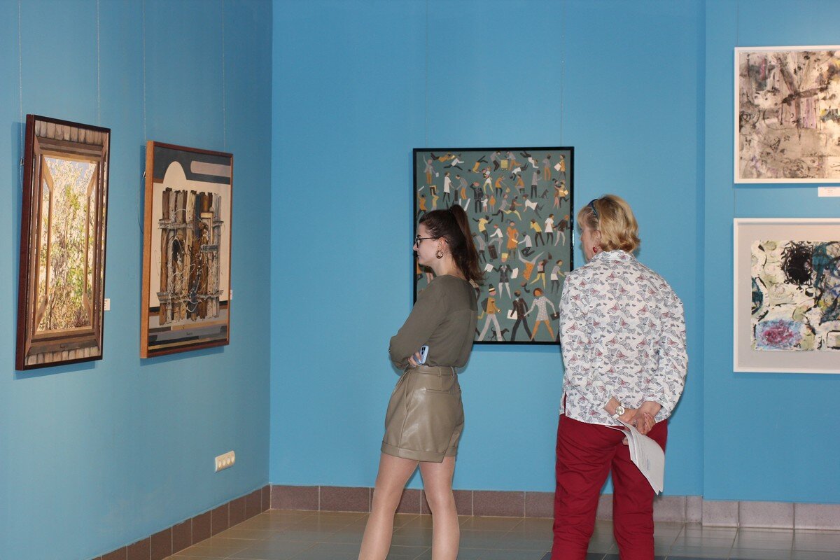 Первые зрители разбираются в современном искусстве.