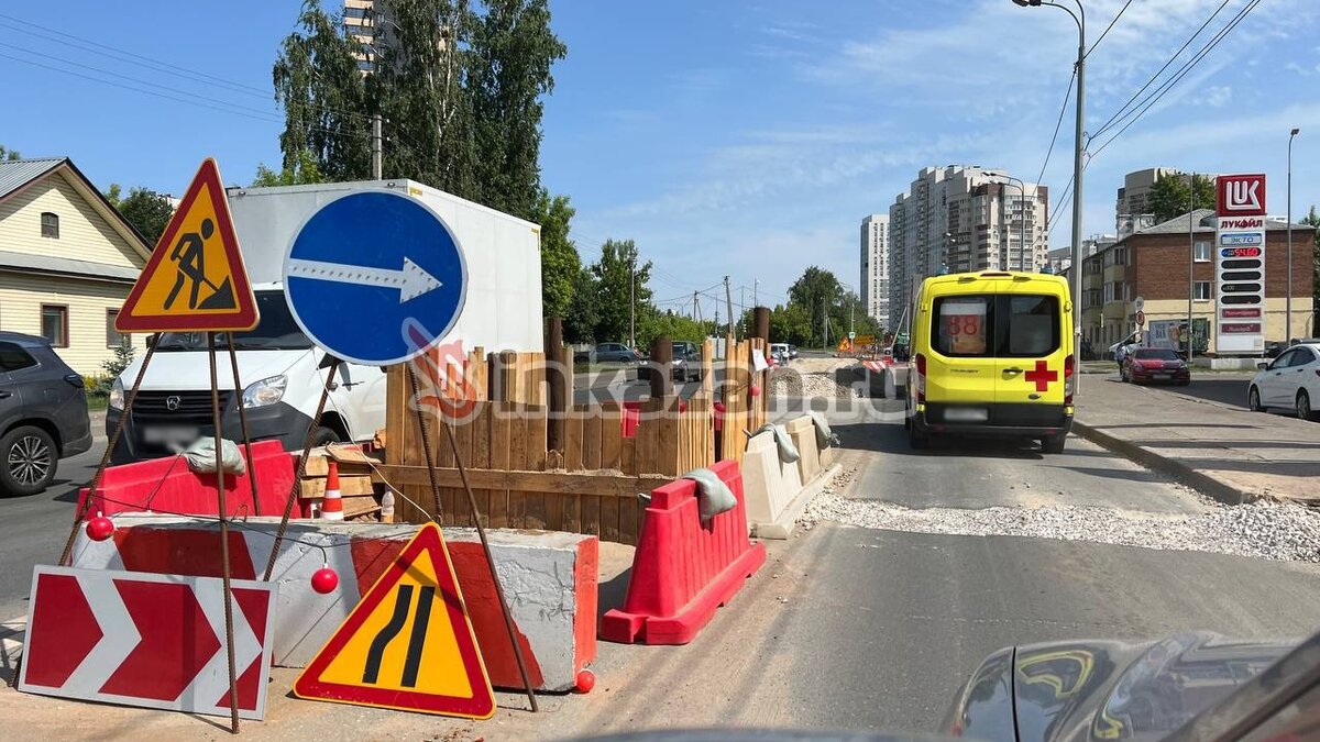     В Казани на улице Аделя Кутуя сразу на нескольких участках образовались провалы на канализационных сетях. Восстановительные работы уже начались, однако из-за их медленной работы движение на улице затруднено. Об этом сообщил читатель Inkazan, представившийся Никитой.