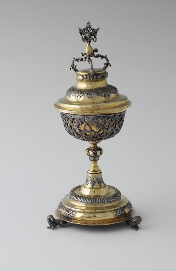 Солонка. Россия, Москва, 1730-1740 гг. Автор: Никита Тимофеев Беляковский. Высота: 25,5 см; диаметр: 9,5 см.