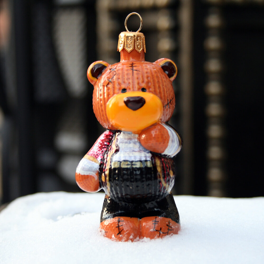 Ёлочная игрушка Glass Akmazz Мишка в бордовом фраке