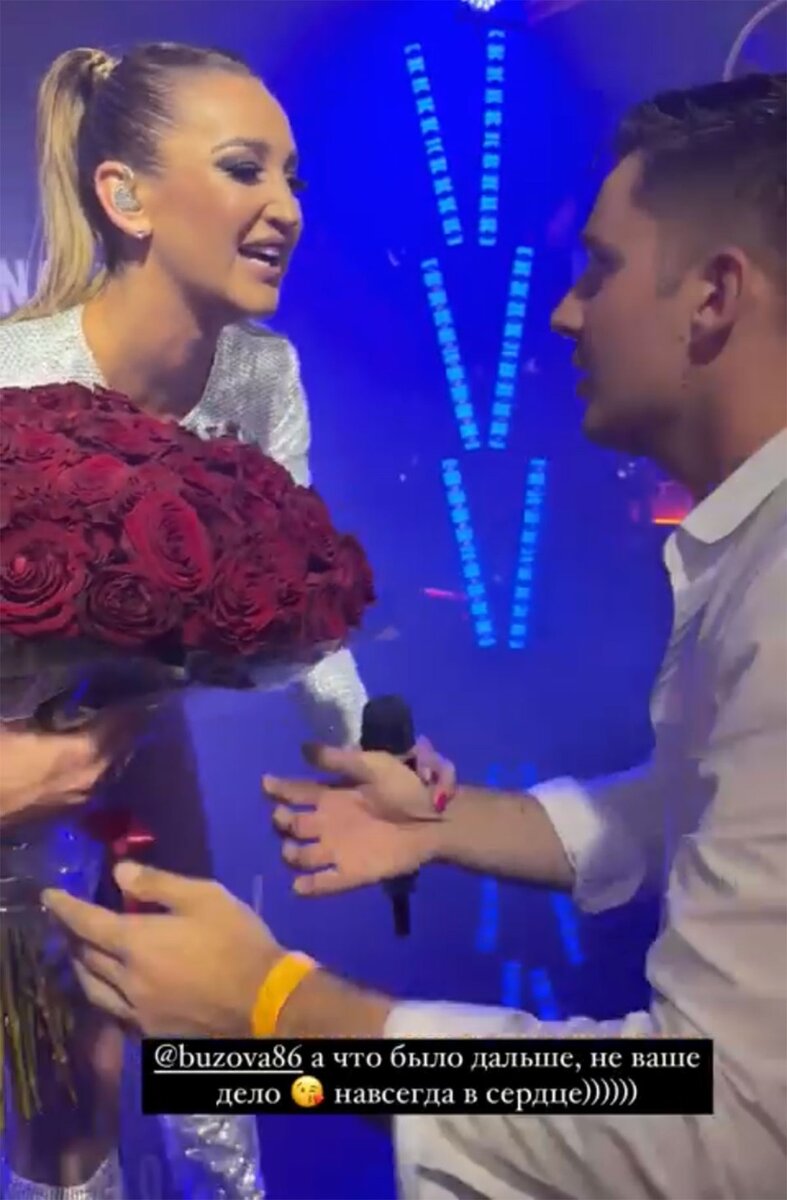 Никита во время отпуска на концерте Ольги Бузовой — подарил ей цветы и пообщался. Фото: социальные сети Никиты Барышева