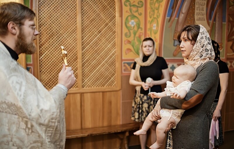 Дети в храме. Через сколько можно крестить ребенка. Образ на крещение для мамы. Можно беременным крестить чужого ребенка в церкви. Образ мамы на крестины ребенка.
