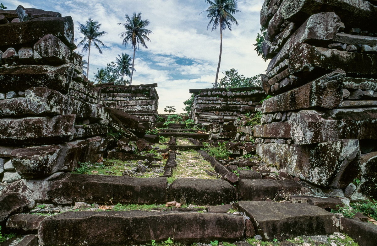 Крепости выполнены в примитивном стиле.
Источник фото: https://i.pinimg.com/originals/12/ae/26/12ae26919ec46a0f07aec84ab8a9d978.jpg