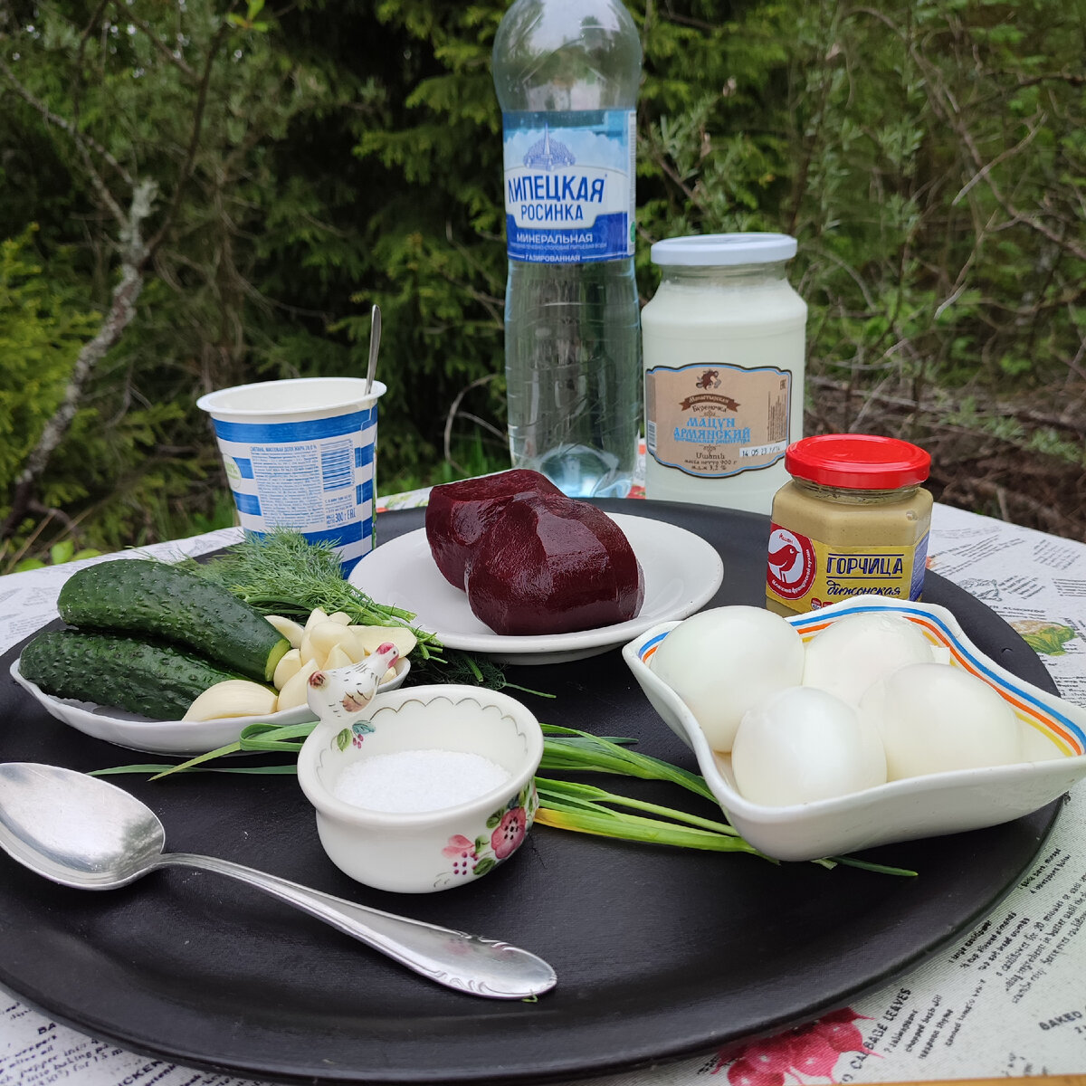 Вместо мацони можно заправить эту окрошку кефиром, айраном или натуральным йогуртом.