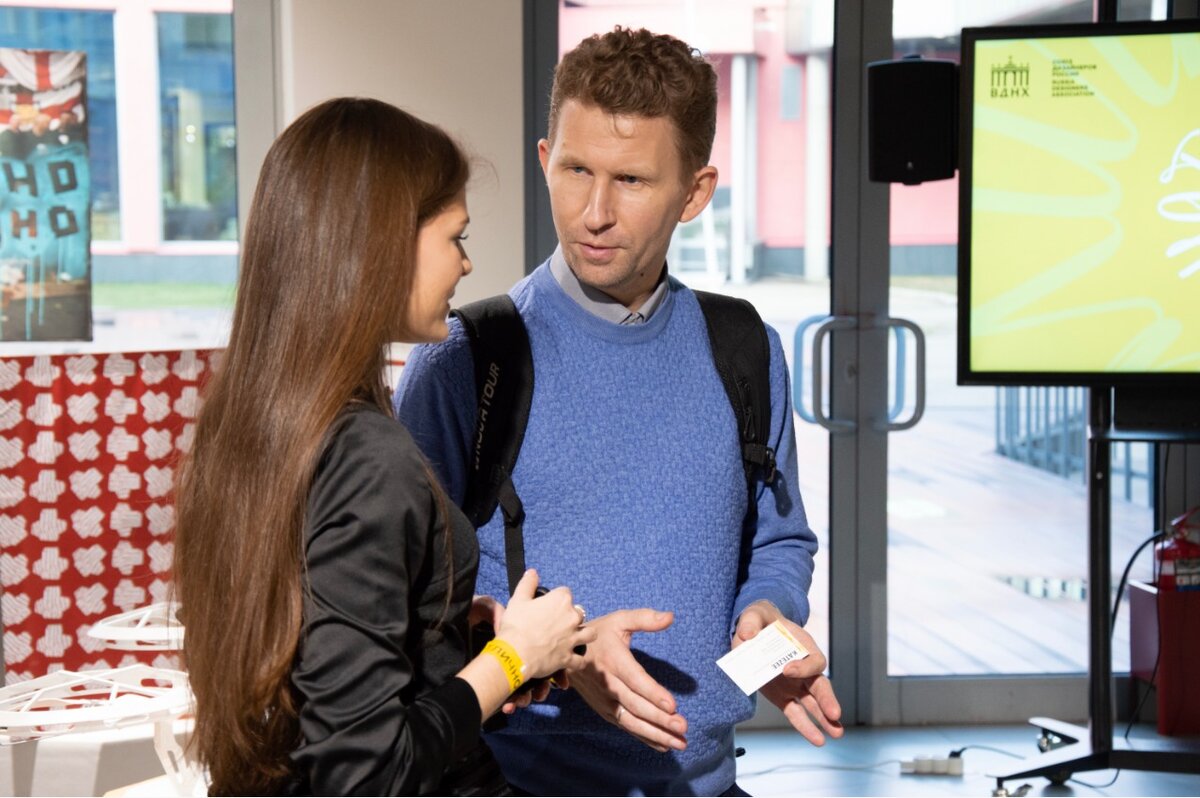 Я на выставке общаюсь с коллегами, так мы делимся своими контактами и ищем новые идеи для портфолио.