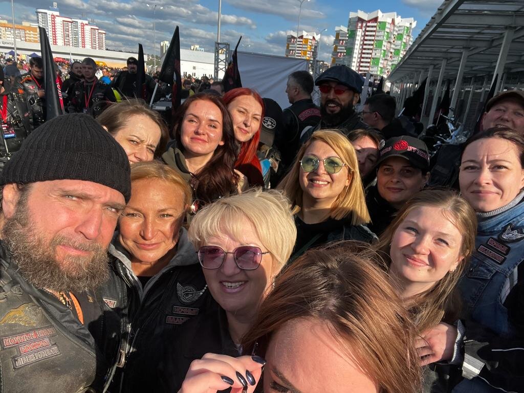 Традиционное фото с Хирургом и я с ужасным прищуром 😅