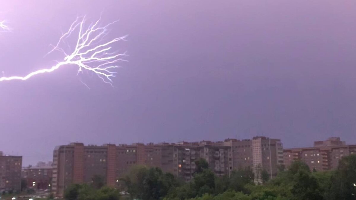     В эти выходные местами в Удмуртии пройдут грозы.