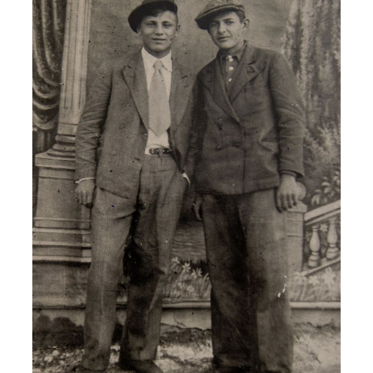А. Кашков с неизвестным юношей, 1940 г. Фотография из фондов музея