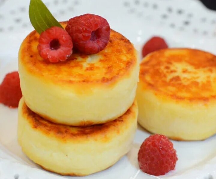 Вот интересно! Наша собака не любит собачью еду. Он предпочитает человеческую и только с плиты, чуть остывшую.. Особенно любит котлеты и сырники. А как у вас? Делитесь своими рассказами в комментариях.