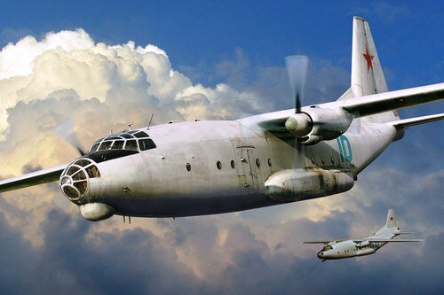 Военно-транспортный двухмоторный самолёт АН-8 в полёте.