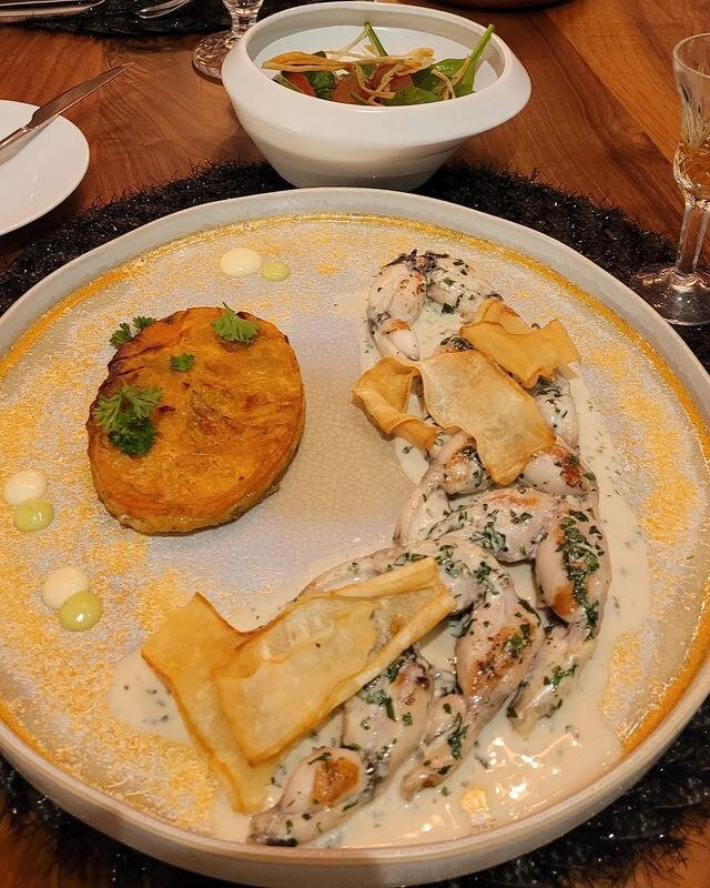 Лягушачьи лапки в сливочном соусе с овощами. 