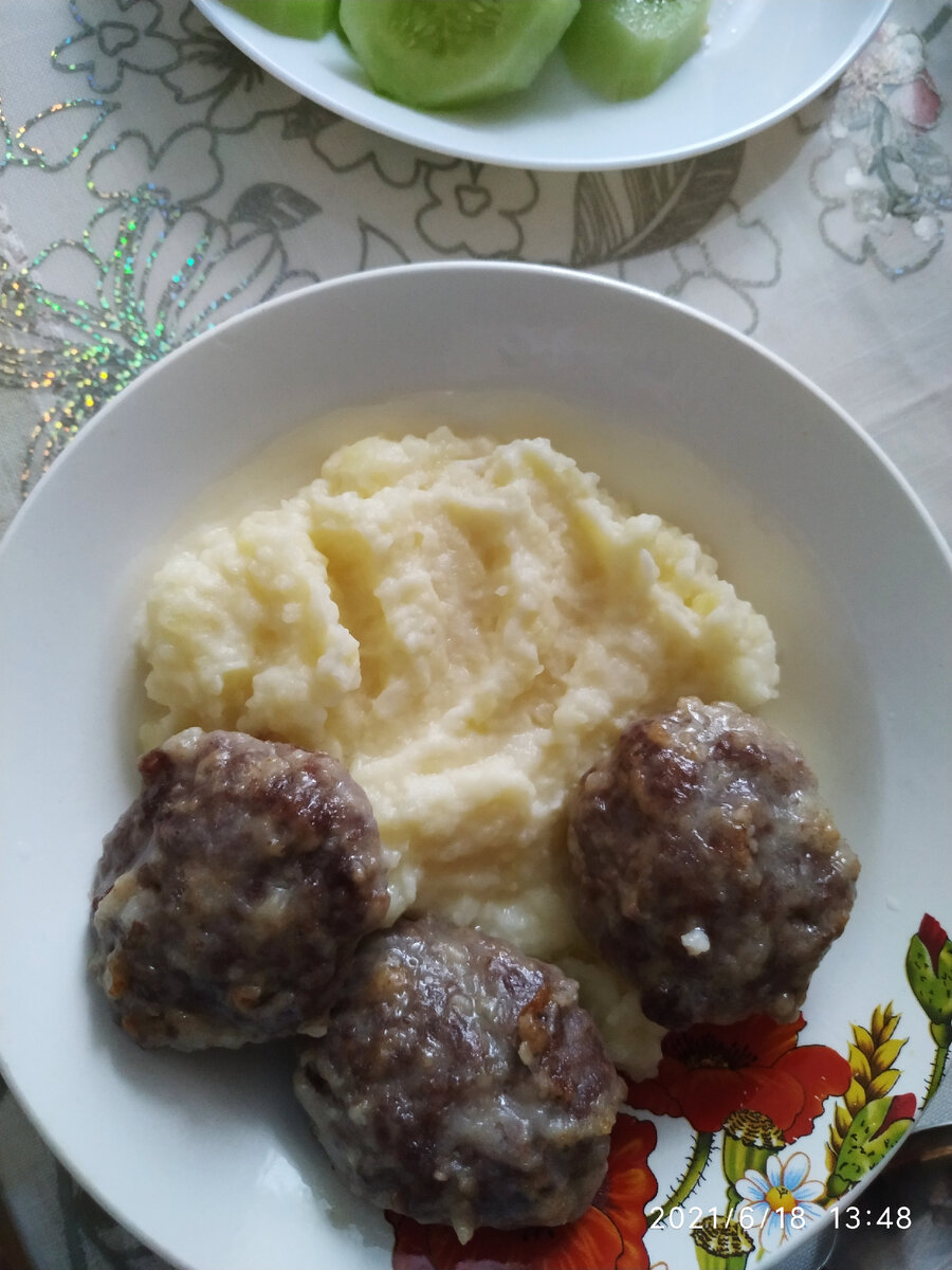 Картофельное пюре с котлетами