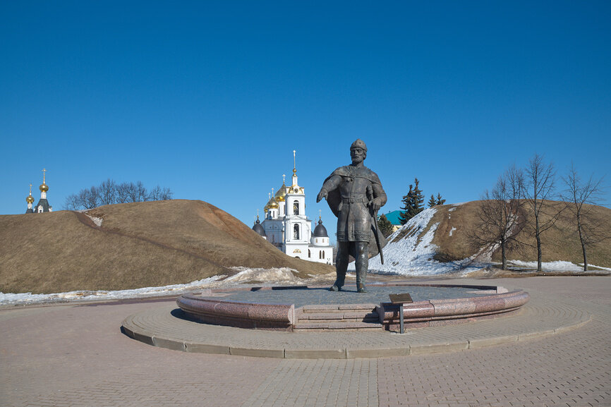 Памятник Юрию Долгорукому на фоне Успенского собора в Дмитрове, Россия © Елена Коромыслова / Фотобанк Лори