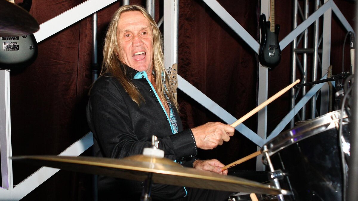 Барабанщик Iron Maiden Нико Макбрэйн на HomeSafe Classic Rock & Roll Party, 6 февраля 2016 года. Фото: Ralph Notaro/Getty Images