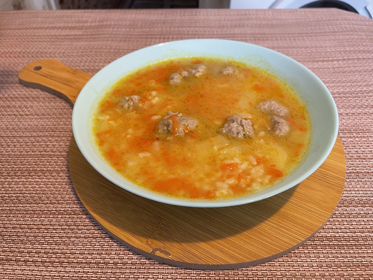 Суп с фрикадельками собственного производства.