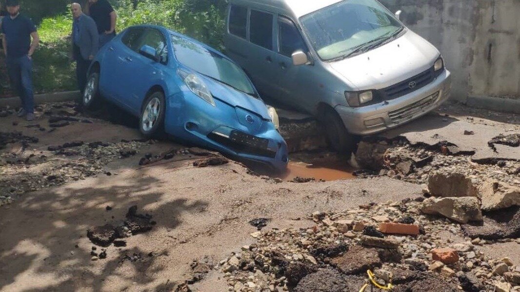     Около 14 часов произошёл прорыв на участке магистральной сети в районе площади Луговой во Владивостоке. На место выехали сотрудники профильных служб и администрации, включая город.