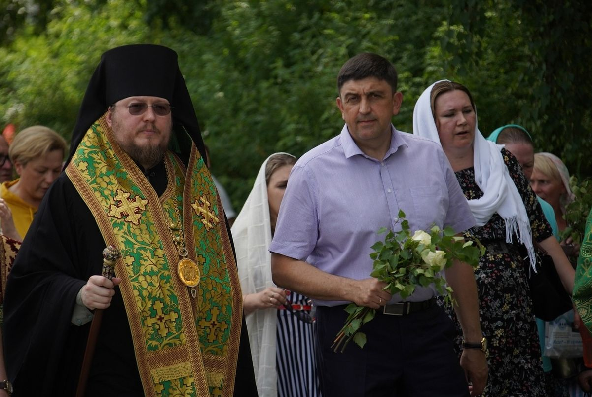 Со словами напутствия и поздравления к горожанам обратились глава Златоустовского городского округа Максим Пекарский и епископ Златоустовский и Саткинский Викентий