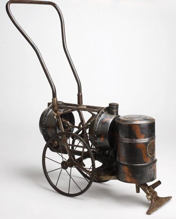 Один из первых пылесосов. Картинка из свободного доступа сети интернет