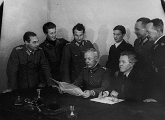 Заседание комитета «Свободная Германия». Слева направо за столом сидят Вальтер фон Зейдлиц и Эрих Вайнерт — президент комитета