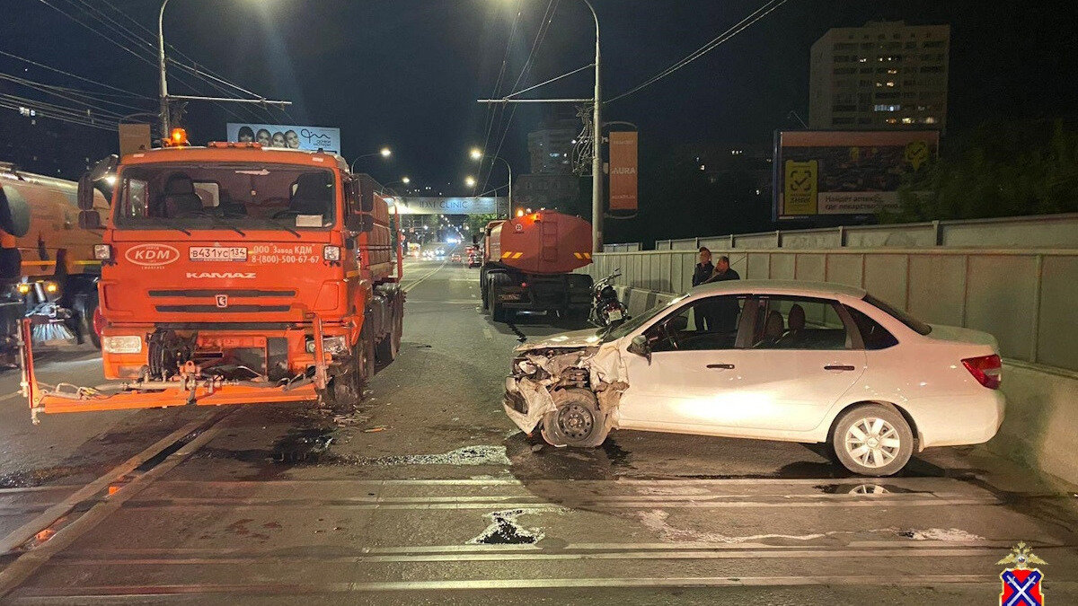     В Центральном районе Волгограда поливомоечная машина врезалась в автомобиль «Лада Гранта». Водитель легковушки с травмами попал в больницу, сообщили в ГУ МВД по региону.