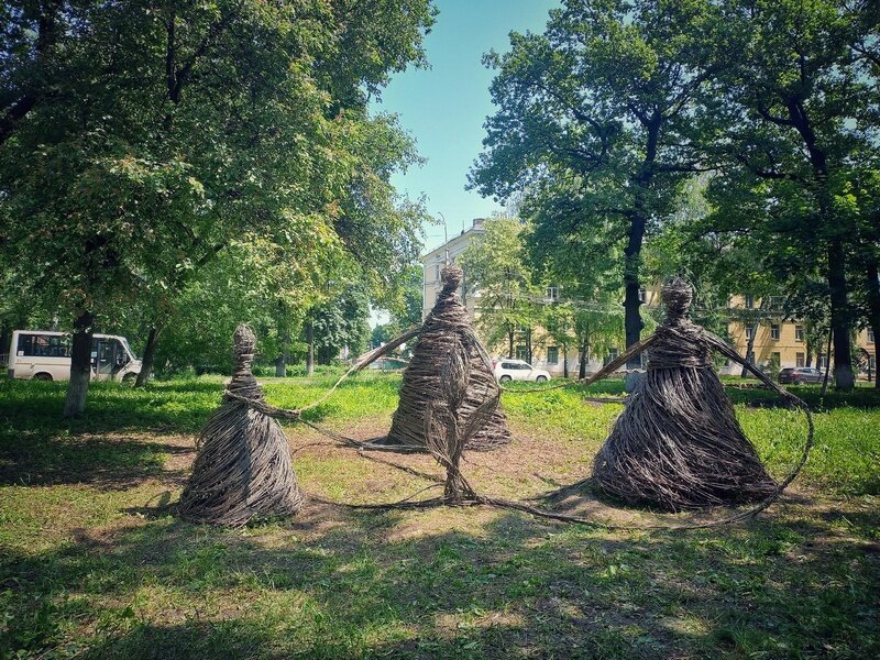 Д арт воронеж. Ленд арт в Воронеже. Ленд арт Сенная башня. Лезерарт Воронеж.