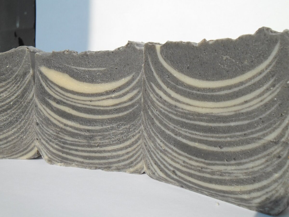 Глину было фотографировать лень. Добавлю фото 11 летней давности. Это мое мыло с черной глиной. 