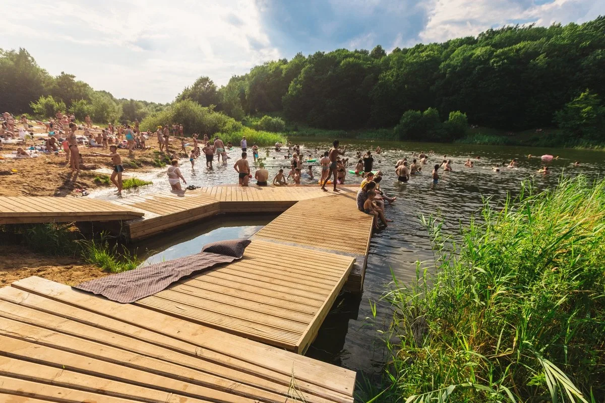 Фото из открытых источников. Столько отдыхающих бывает на озере в солнечные дни