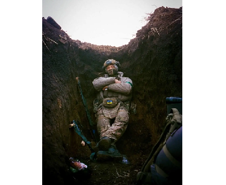 Изображение украинского солдата, носящего нашивку с символом Тотенкопфа, примером нацистской иконографии, было размещено в Twitter-аккаунте Министерства обороны Украины, а затем удалено.Кредит ...Влад Новак, через Twitter-аккаунт Министерства обороны Украины 