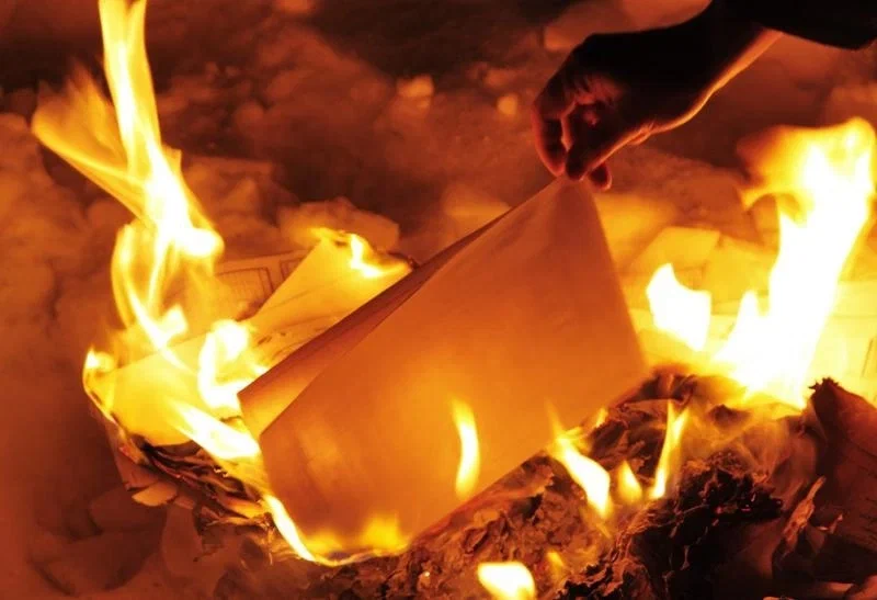 Горящая бумага. Горящие листы бумаги. Сжигание бумаги. Бумага горит. Техника сжигание