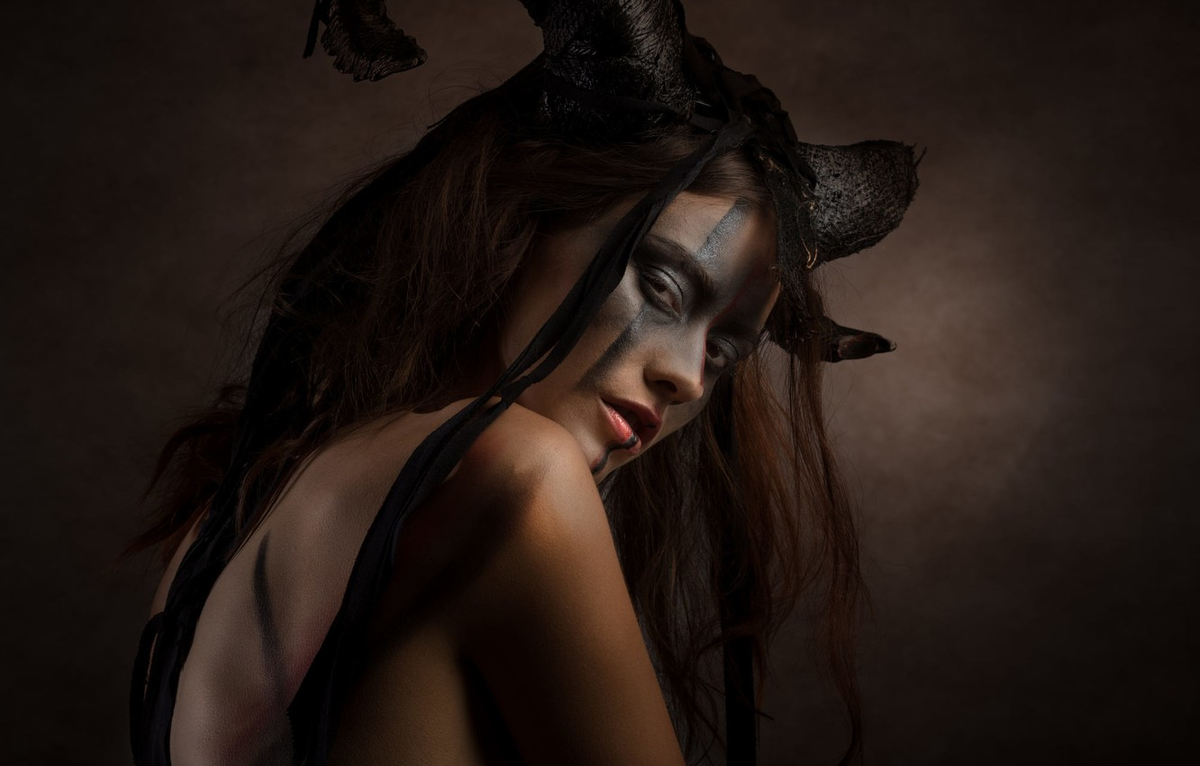 Фото: https://img4.goodfon.ru/wallpaper/nbig/7/4f/horn-joachim-bergauer-roga-makiiazh-grim-myst.jpg