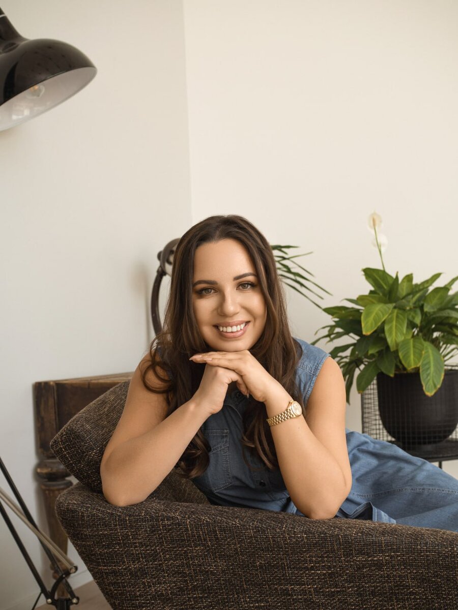 Здравствуйте, уважаемые читатели.
Некоторые из вас знают, некоторые-нет, поэтому расскажу:) - помимо бизнеса и работы в благотворительном фонде, я пишу детские сказки. Многие мои друзья говорят, что эти сказки не только про детей и для детей, что они интересны и взрослым. Тут мне самой судить сложно, правоту моих друзей подтвердит или опровергнет время.

А пока я хочу поделиться с вами мини-анонсами и разборами моих сказок, так как сами книги готовятся к печати. Спойлеров не будет, только короткое представление о глубинной сути, которую я заложила в то или иное произведение.
В моих планах - направлять все средства, полученные от продажи книг, на благотворительность. А именно - на улучшение жизни подопечных нашего фонда.

Итак, начинаем:)
Сегодня я расскажу о смысле, заложенном в сказке “Солнышко”.
Повествование сказки течет неторопливо, размеренно, своим чередом, так же, как жизнь в счастливой семье. Сказка учит бережно относиться ко всему, что тебя окружает и понятным человеку любого возраста языком раскрывает смысл фразы “относись к другому так, как ты хочешь, чтобы относились к тебе”. Сказка про важность и нужность добра в окружающем нас мире. Рекомендуется к прочтению детям с 3 лет и взрослым всех возрастов.

