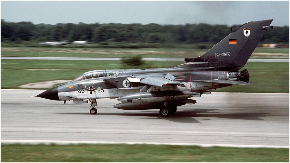 Торнадо совершил свой первый полет в августе 1974 года. Производство развернули в 1979 году,  закончили в 1998 году. Эксплуатация началась в 1980 году, используется до сих пор. Используют самолет ВВС следующих стран:  Великобритании, Германии, Италии, Саудовской Аравии. За все время производства было выпущено 992 самолета.