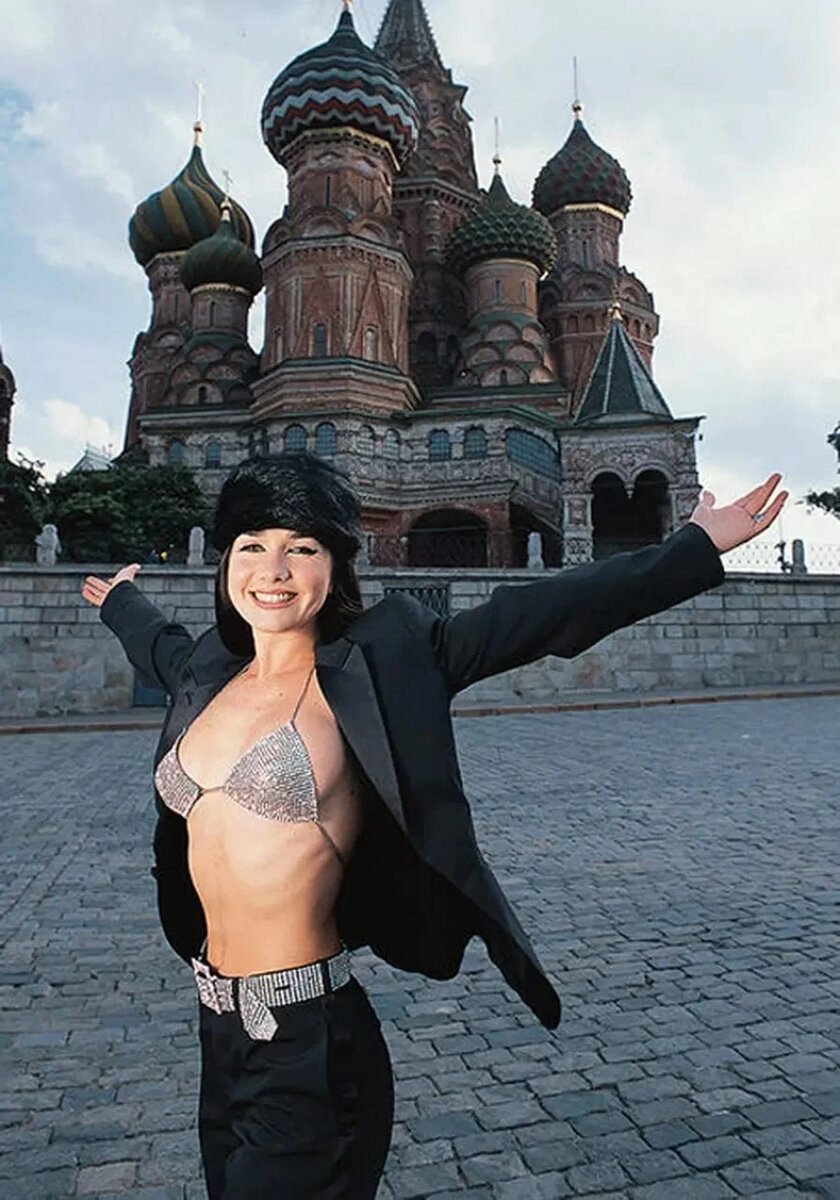 на фоне собора