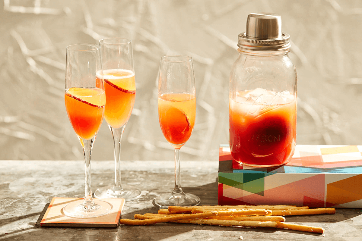 Фото с сайта https://artcafe-royal.ru/cocktails/koktejl-bellini-klassiceskij-i-domasnij-recepty.html