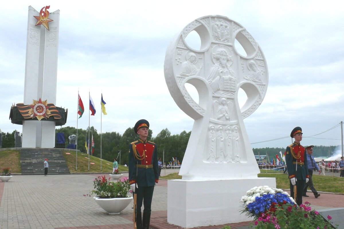 Сооружение символизирующее дружбу братских народов. Монумент дружбы народов Брянская область. Монумент дружбы народов три сестры. Монумент три сестры Брянская. Монумент дружбы три сестры Брянск.